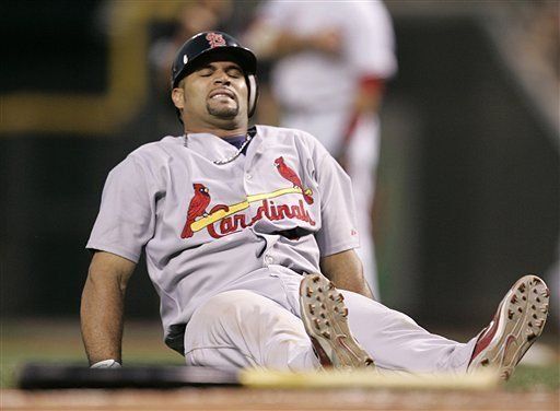 Pujols sufre lesión, e inusitadamente no soporta el dolor