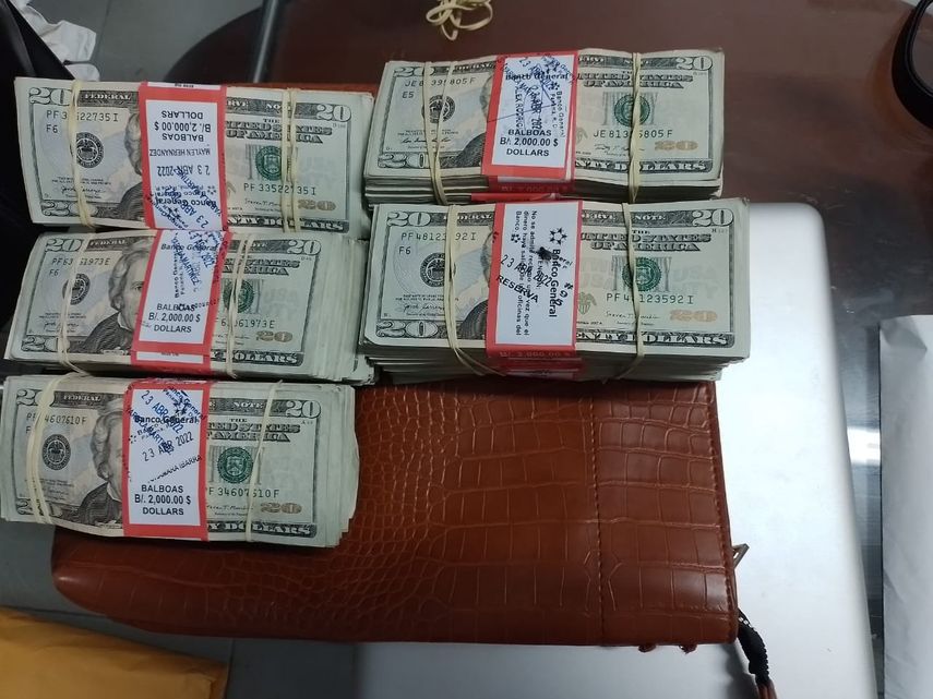 Los cuatro aprehendidos trasladaban a bordo de un vehículo los má de 84 mil balboas