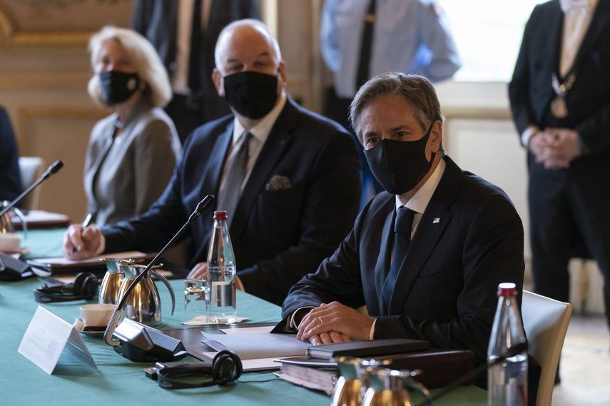 De primero en la foto