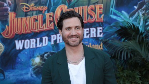 AME5629. ANAHEIM (ESTADOS UNIDOS), 28/07/2021.- Fotografía cedida por Alex J. Berliner - ABImages y Disney de Edgar Ramírez en el estreno de la película de Disney Jungle Cruise en Anaheim (EE. UU). En la próxima aventura de Disney, Jungle Cruise, el español es mucho más que una anécdota: El venezolano Edgar Ramírez encabeza un trío de villanos completado por Quim Gutiérrez y Dani Rovira en su salto a Hollywood. La película, que se estrena este viernes y está dirigida por el también español Jaume Collet-Serra, narra el viaje por la jungla amazónica de una pareja de exploradores, encarnada por Dwyane The Rock Johnson y Emily Blunt, que se topan con un conquistador dispuesto a arruinar sus planes. EFE/ Alex J. Berliner/ABImages SOLO USO EDITORIAL/NO VENTAS/SOLO DISPONIBLE PARA ILUSTRAR LA NOTICIA QUE ACOMPAÑA/CRÉDITO OBLIGATORIO