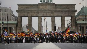El partido estremeció la política alemana hace cuatro años, cuando quedó tercero en las elecciones parlamentarias tras condenar la decisión del gobierno de Angela Merkel del 2015 de permitir la llegada de cientos de miles de personas que le escapaban a la guerra y la pobreza.
