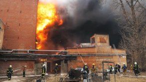 Un gigantesco incendio en una fábrica histórica de San Petersburgo.