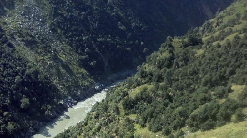 16 muertos al caer autobús por un barranco en la India