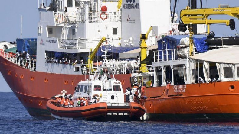 El Aquarius, con 141 personas a bordo, sigue frente a las costas de Libia