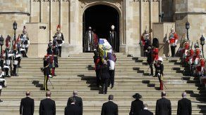Los cuatro hijos y varios de los nietos de la pareja real acompañaron a pie hasta allí al Land Rover especialmente diseñado por Felipe para llevar su féretro durante un breve cortejo fúnebre por los jardines del castillo.