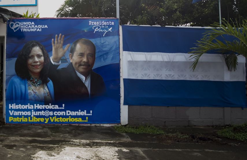 Una pancarta política con la imagen de la fórmula presidencial del mandatario Daniel Ortega