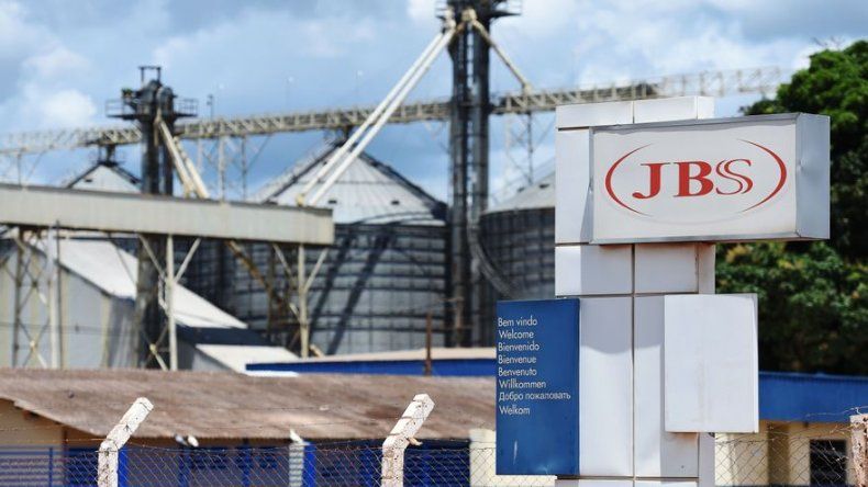 Acciones de JBS caen casi 8% en Bolsa de Sao Paulo tras polémica sobre delación