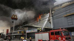 Hallan restos de víctimas tras incendio en Filipinas