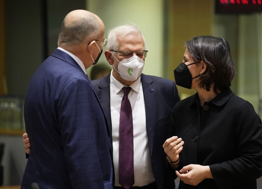 La UE ahora le ha impuesto sanciones a 65 personas y 10 entidades en Myanmar