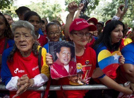 Chavistas oran unidos por la salud de Chávez