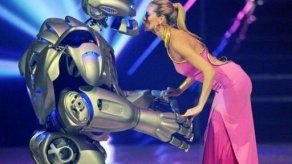 Un robot recibe un beso de la supermodelo Heidi Klum en Alemania