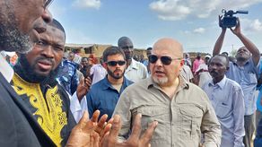 El fiscal jefe de la CPI, Karim Khan, visita el campamento de Kalma para desplazados internos en Nyala, la capital de Darfur del Sur.