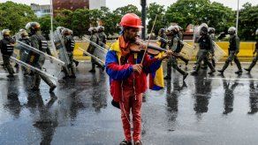 Violinista de manifestaciones contra Maduro tiene prohibido protestar