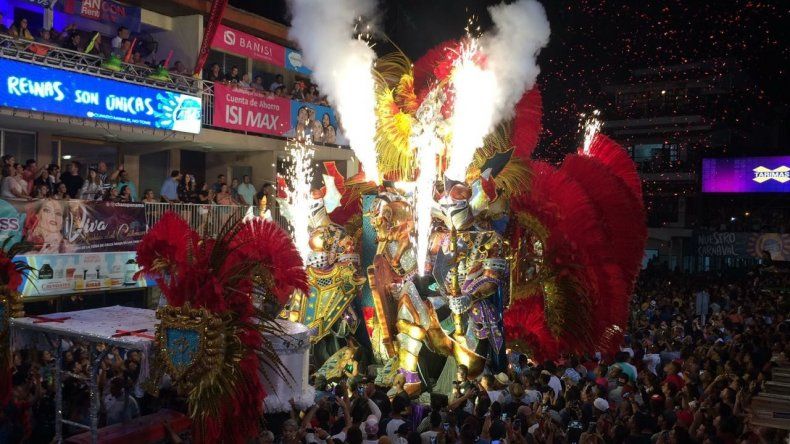 Ana Victoria Castillo en su paseo nocturno del Sábado de Carnaval