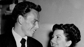 Subasta de recuerdos y joyas de Sinatra atrae USD 9