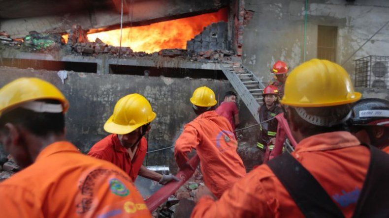 Explosión e incendio en fábrica de Bangladesh: 23 muertos