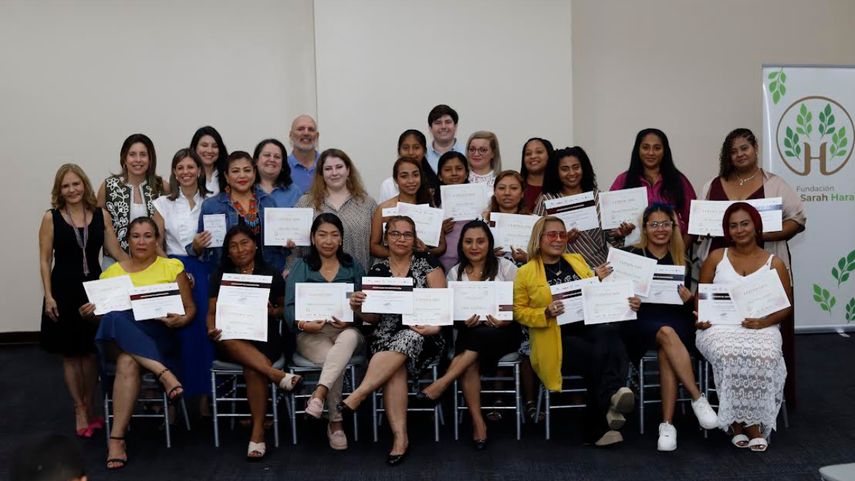 Fundaciones gradúan a 17 mujeres