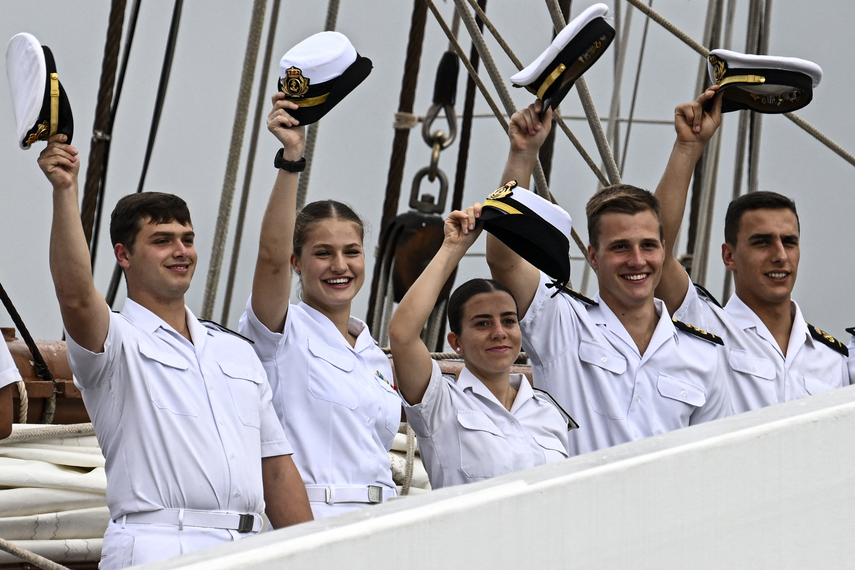 Reencuentro entre la reina Letizia y la princesa Leonor (segunda de izquieda a derecha).