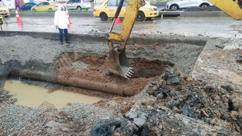 Continúan los trabajos de reparación de tubería en Vía Transístmica