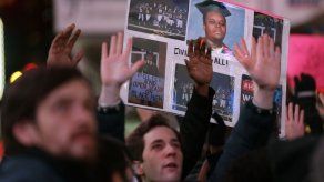 Miles protestan por exoneración en la muerte de detenido