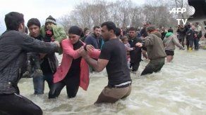 Cientos de migrantes logran entrar brevemente a Macedonia cruzando un río
