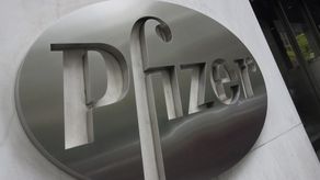 Pfizer también espera ganar dinero por la venta de la píldora anticovid.
