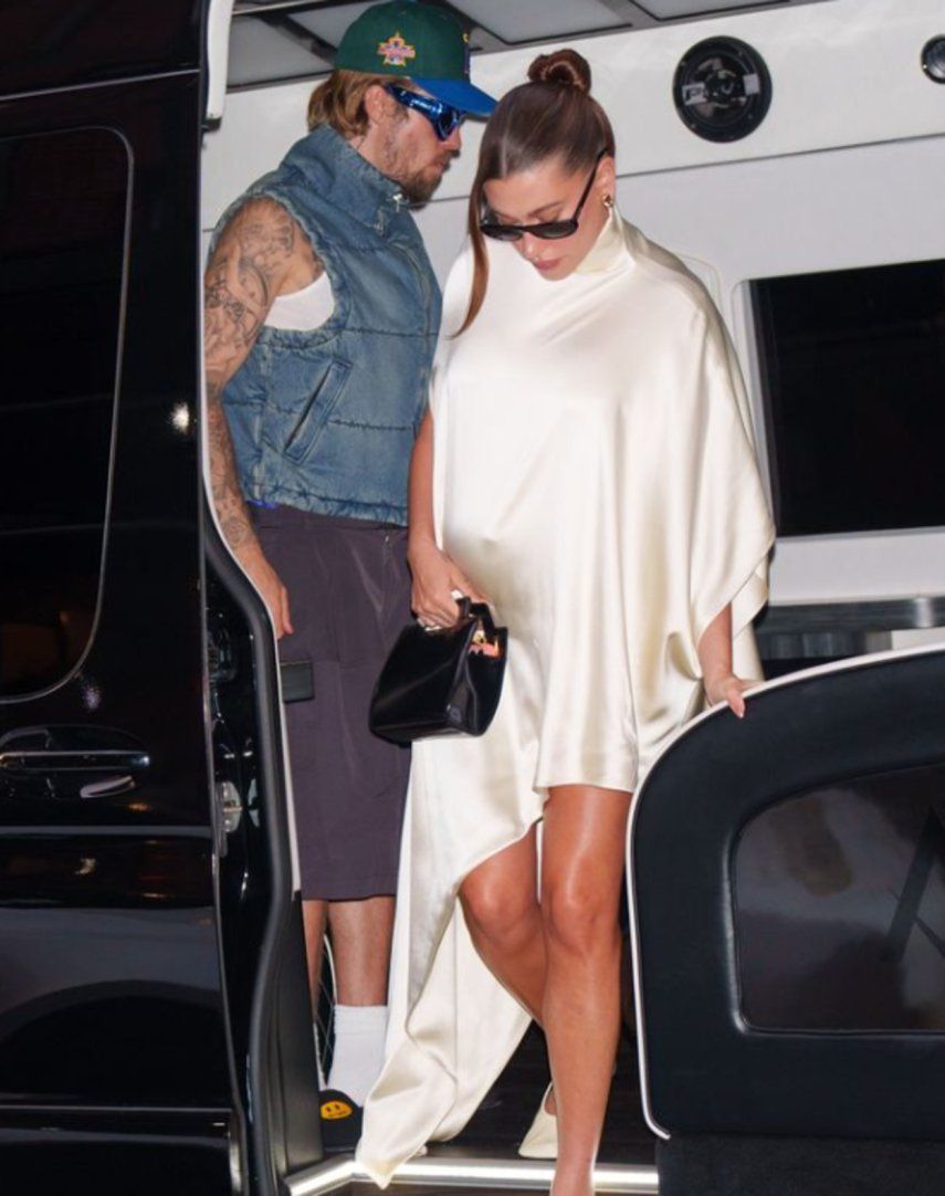 Hailey Bieber luce su pancita con estilo por NY