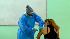 Inicialmente la vacuna de AstraZeneca se recomendaba solo para mujeres mayores de 50 años, pero tras nueva evidencia se amplió para mujeres desde los 30 años.