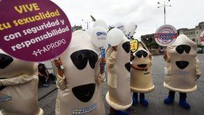 Reparten 30.000 preservativos en Lima para celebrar día del condón