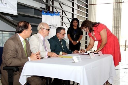 Firman Decreto que reglamenta las Elecciones Generales del 2014