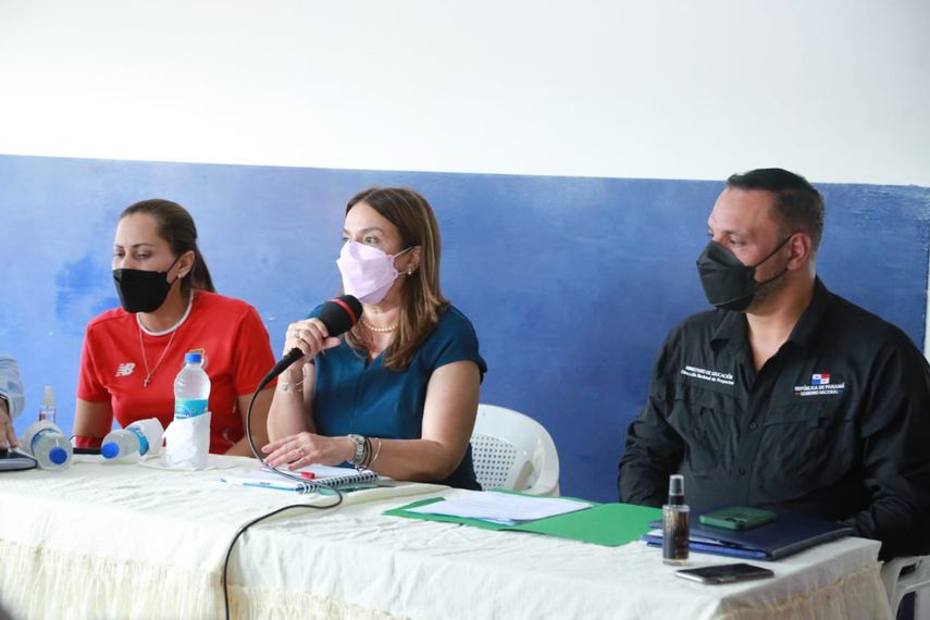 La ministra Maruja Gorday de Villalobos le dio esta tarde la noticia a la comunidad educativa del Colegio Moisés Castillo Ocaña.