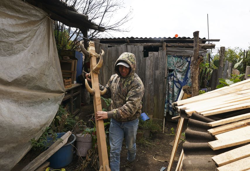 Las frías mañanas de invierno en Comachuén son un regreso a otra época. Los hombres están de regreso en el pueblo por el paro estacional del trabajo agrícola en Estados Unidos.