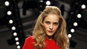 Vestidos de noche dominan la moda en Londres