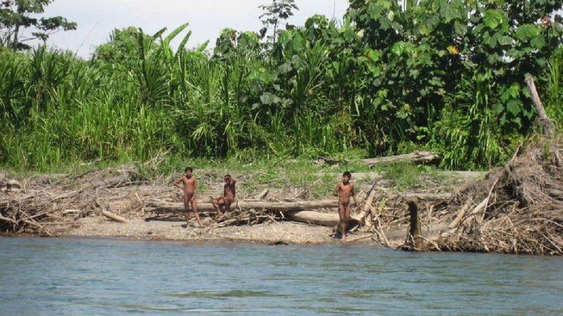 Tribu aislada ataca con flechas una aldea de la Amazonía peruana