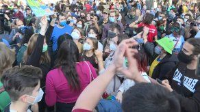 Cientos de jóvenes de todo el mundo marcharon en Milán contra el cambio climático