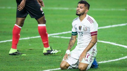 Jesús Corona, de la selección de México, tendido en el césped tras empatar con Trinidad y Tobago.