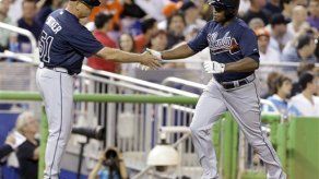Justin Upton impulsa a Bravos sobre los Marlins