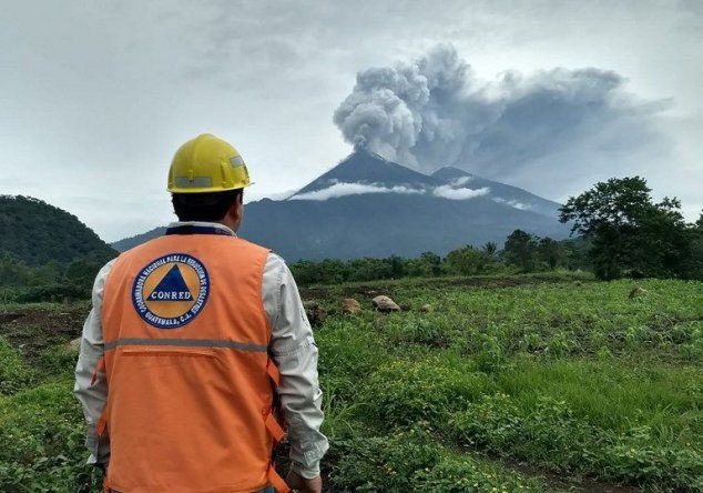 Potente erupción de Volcán de Fuego arrasa Guatemala