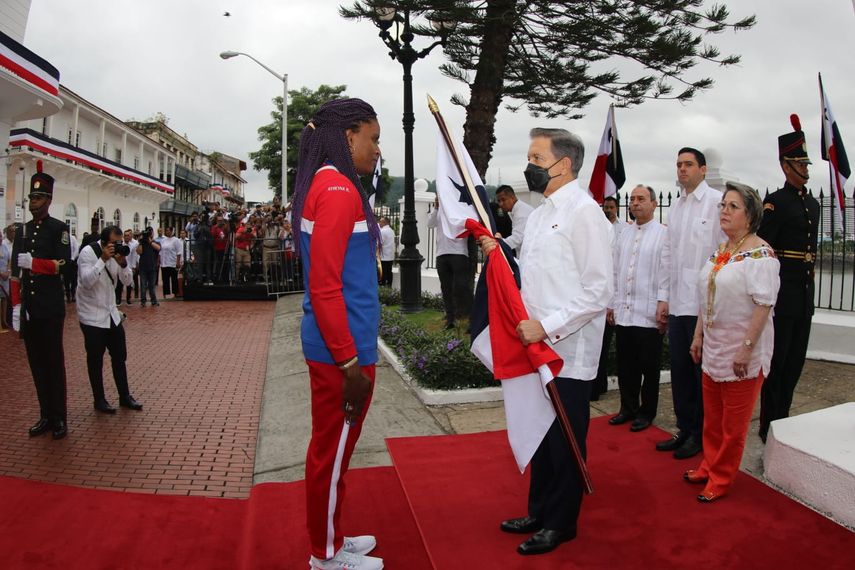 La boxeadora Atheyna Bylon es la abanderada de este 3 de noviembre.