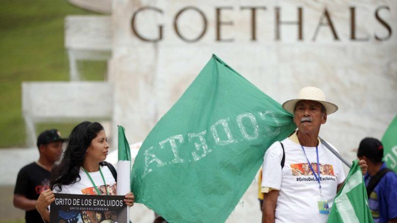 Un centenar de personas marchan en Panamá contra la Hispanidad