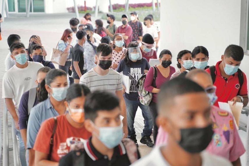 Jóvenes acuden al ITSE para realizar prueba de admisión.