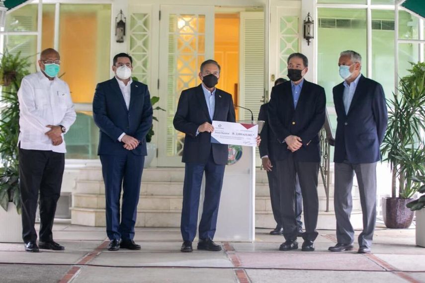 El mandatario Laurentino Cortizo recibió los aportes del Canal de Panamá para el Tesoro Nacional.