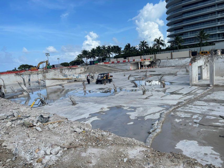 Se muestra el solar donde hasta hace poco había una montaña de escombros de un edificio residencial cuya mitad colapsó y la otra fue derrumbada en el condado de Miami-Dade.