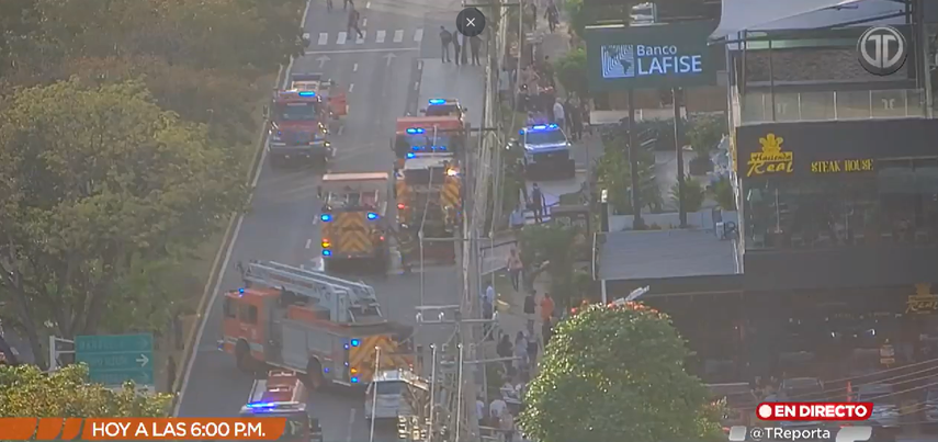 Bomberos atienden incendio en la avenida Balboa.&nbsp;