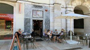 Los habitantes de las principales ciudades de&nbsp;Portugal, como Lisboa, Oporto, Braga o Faro, tendrán prohibido circular por la calle a partir de hoy entre las 23 y las 05 horas, un toque de queda aplicado por el Gobierno para frenar el avance de un virus dominado por la variante delta de la covid.&nbsp;