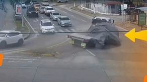 Camión pierde el control y choca contra isleta en Villa Lucre; carga queda esparcida en la vía.