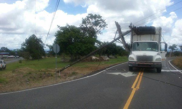 Camión derriba poste de tendido eléctrico en Dolega