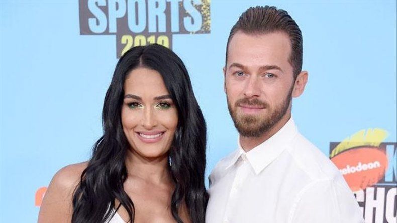 Nikki Bella y Artem Chigvintsev desvelan el sexo de su bebé