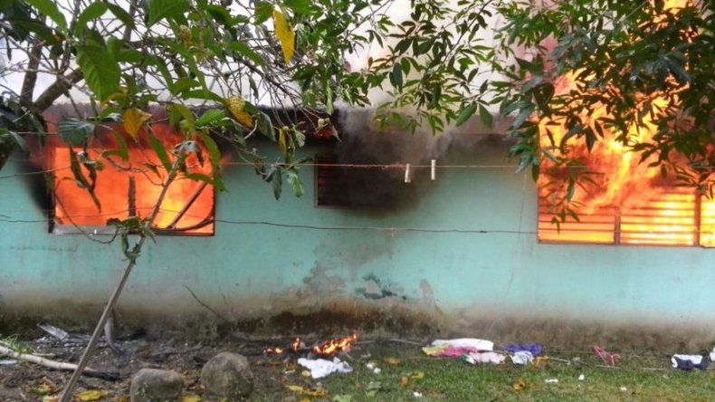Vivienda se incendia en Bocas del Toro, bomberos en el lugar