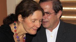 Madre de Julian Assange se reúne con canciller de Ecuador